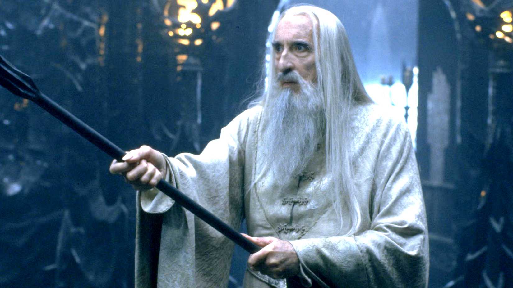 Christopher Lee como Saruman empunhando seu cajado em O Senhor dos Anéis