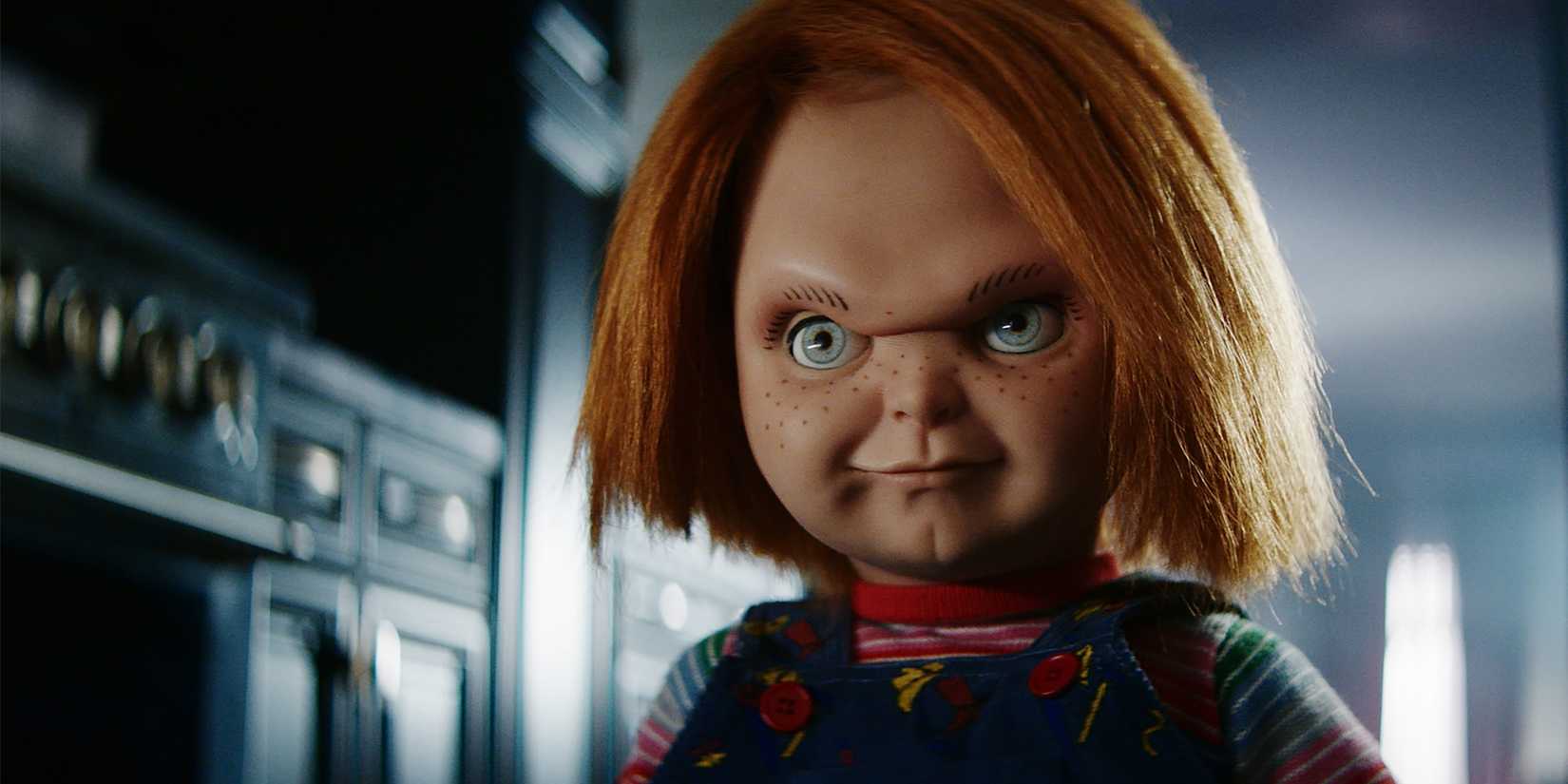 Chucky com cara de poucos amigos na série de TV Chucky