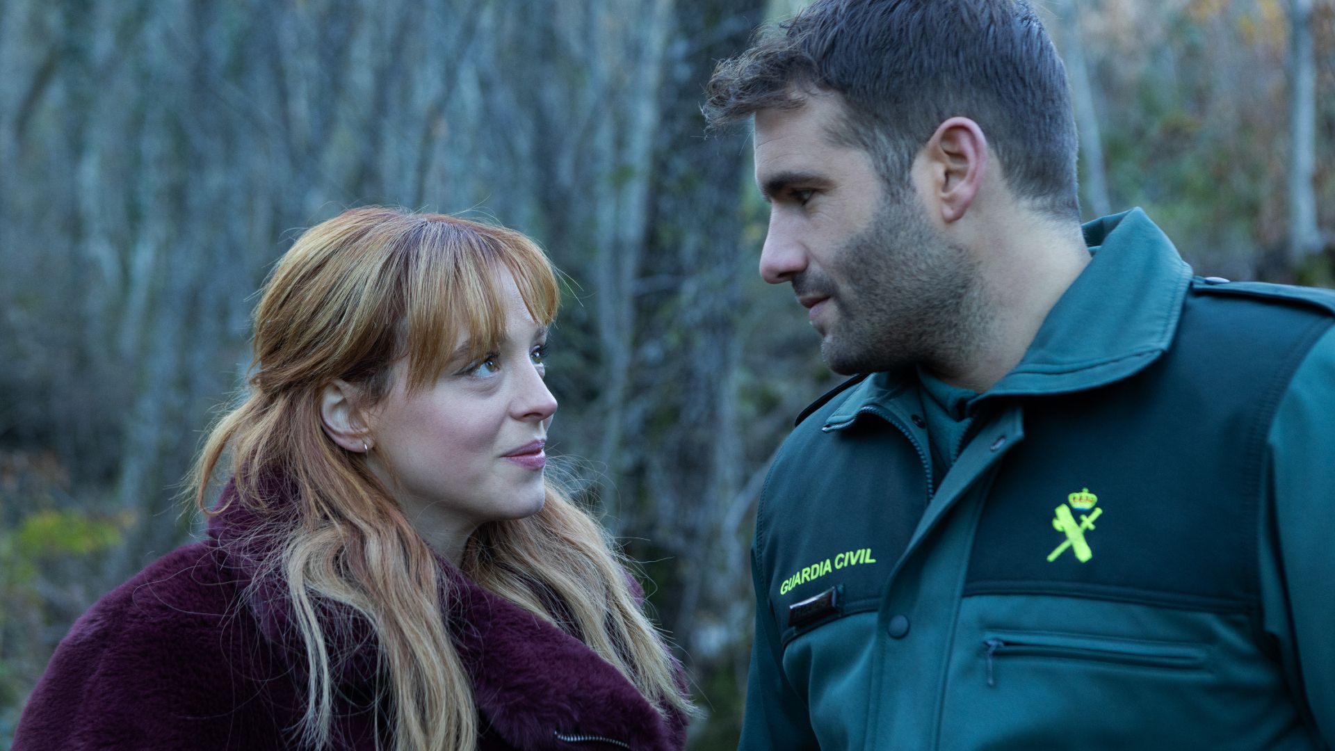 Clara che guarda un uomo in The Crystal Cuckoo