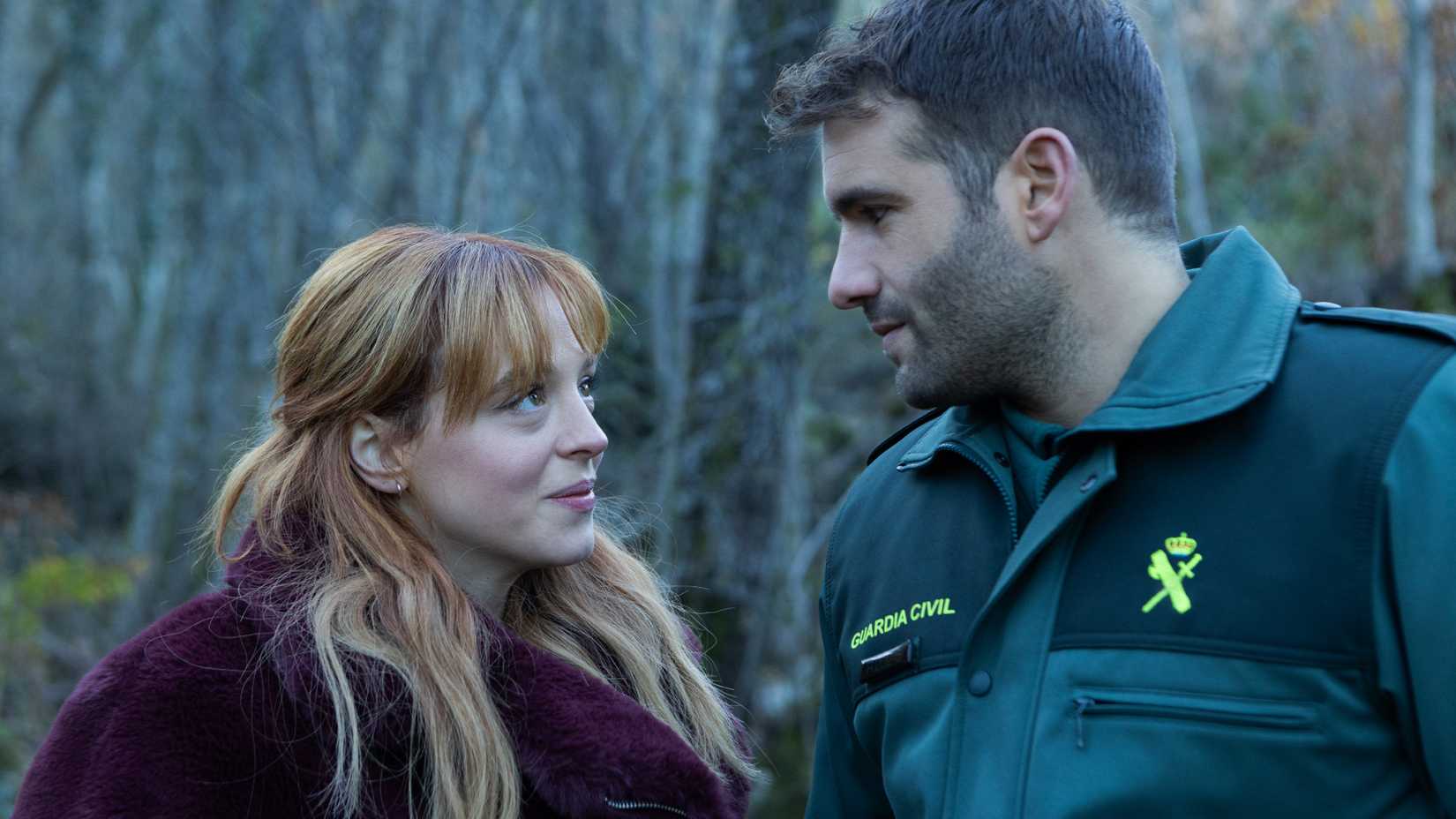 Clara olhando para um homem em The Crystal Cuckoo