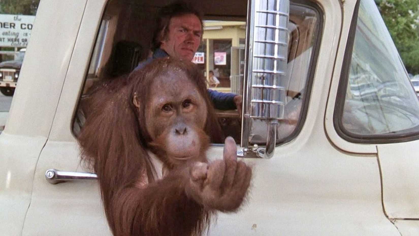 Clint Eastwood como Clyde faz o sinal de dedo em Every Which Way But Loose