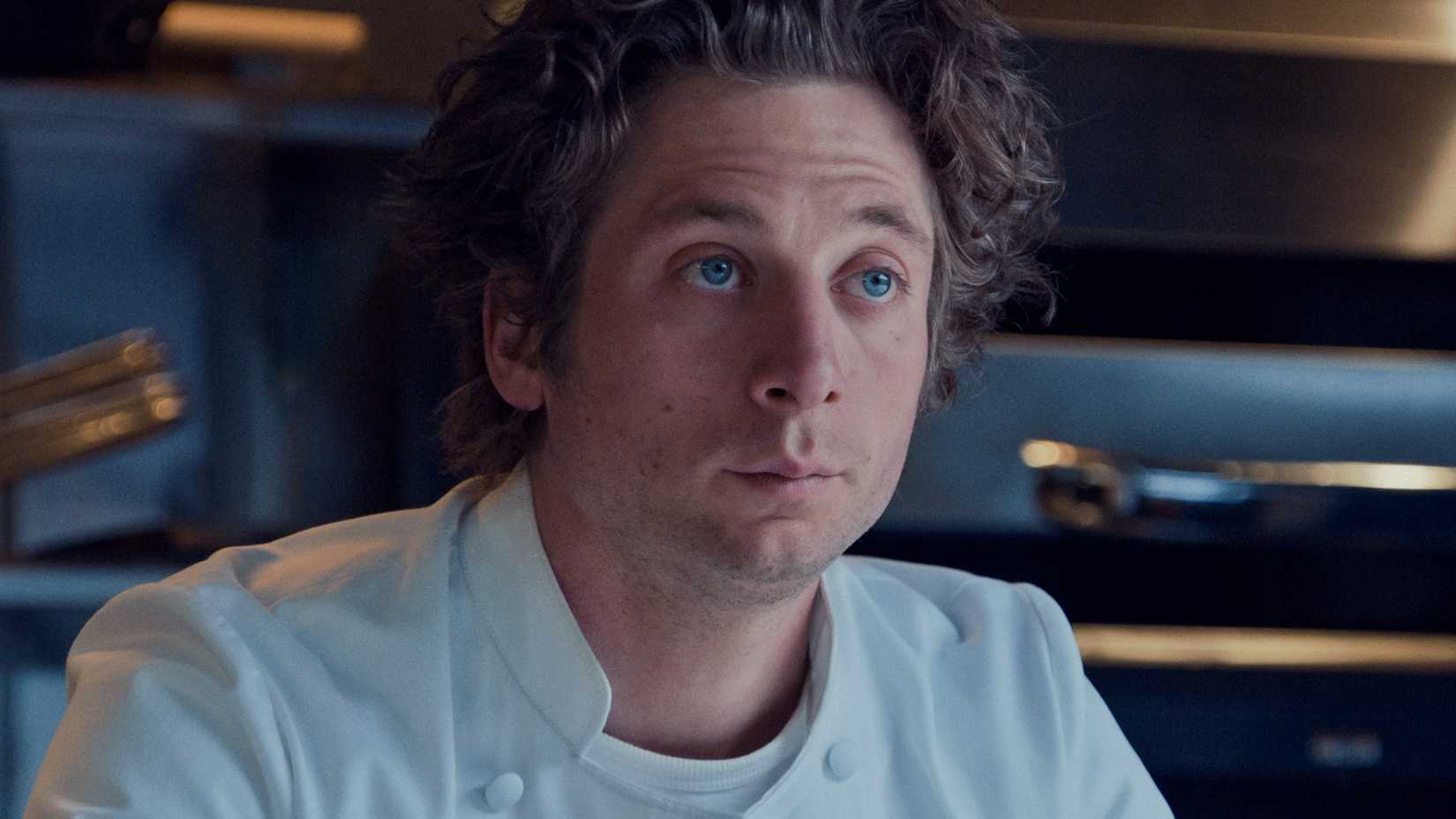 Nahaufnahme von Jeremy Allen White als Carmy Berzatto in „Der Bär“, der geradeaus blickt