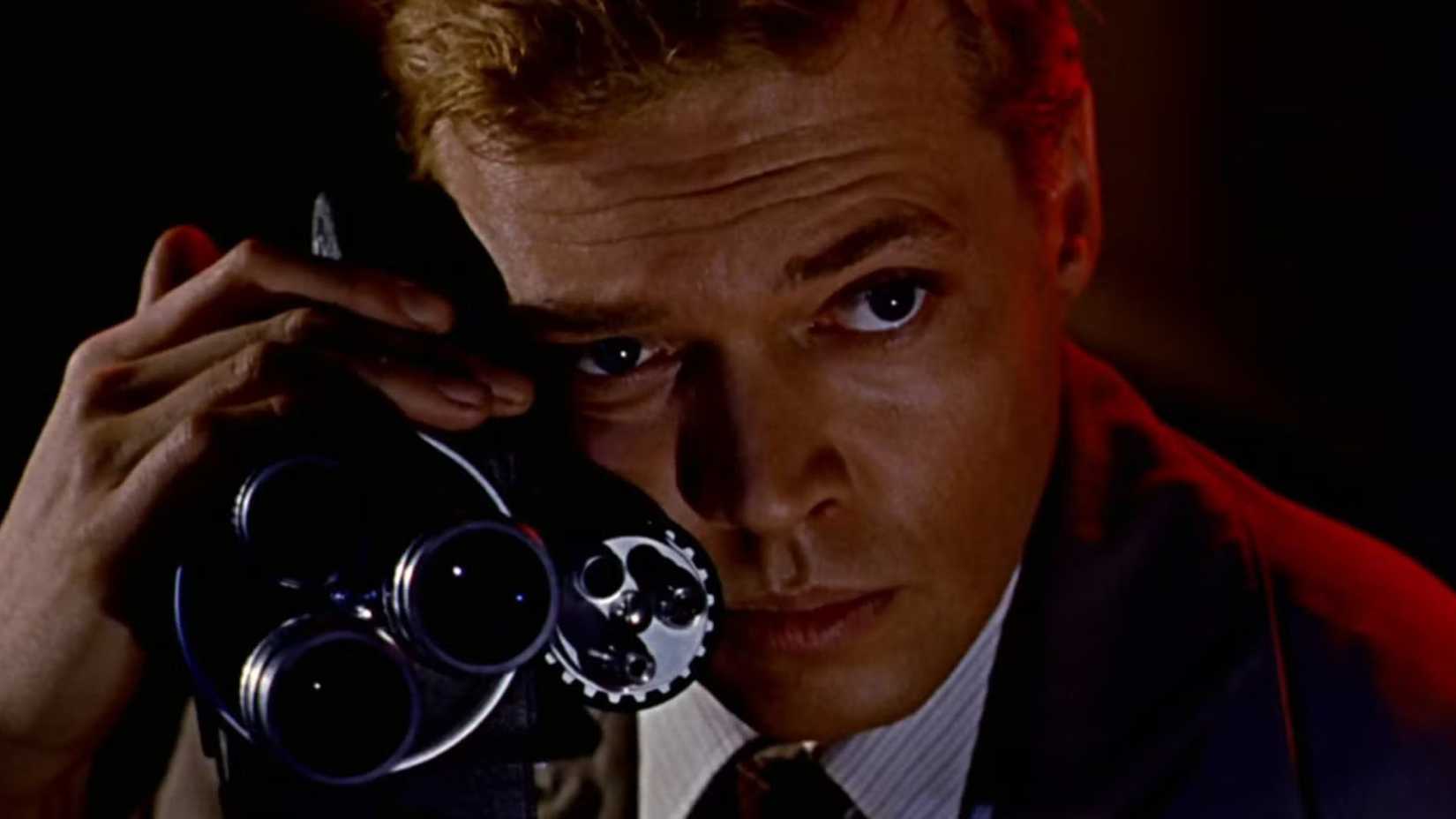 Close-up de Mark Lewis com a câmera em Peeping Tom