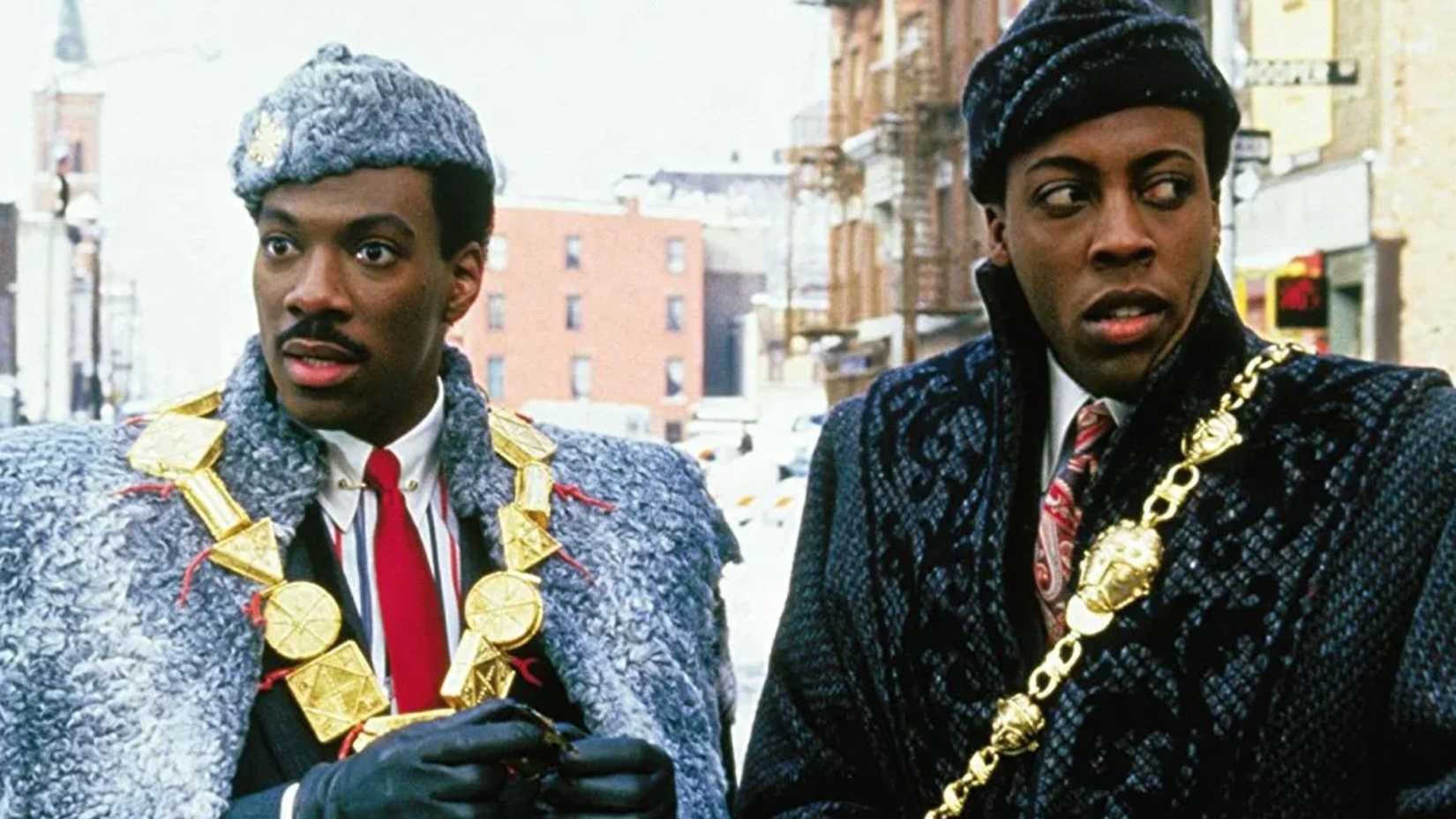Eddie Murphy e Arsenio Hall em pé na rua com casacos de pele, chocados, em Um Príncipe em Nova York