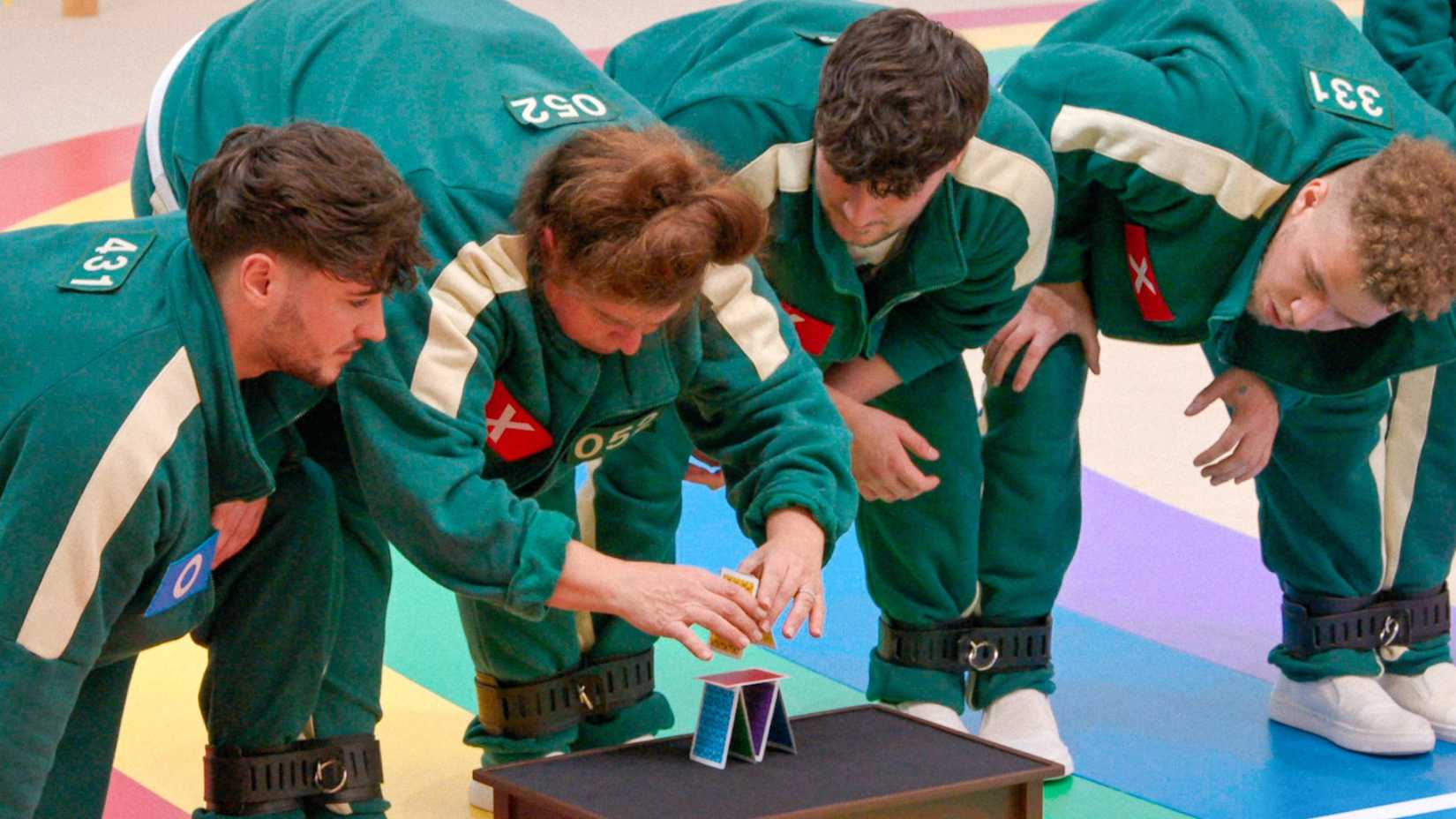 Competidores constroem um castelo de cartas em Squid Game: The Challenge temporada 2.