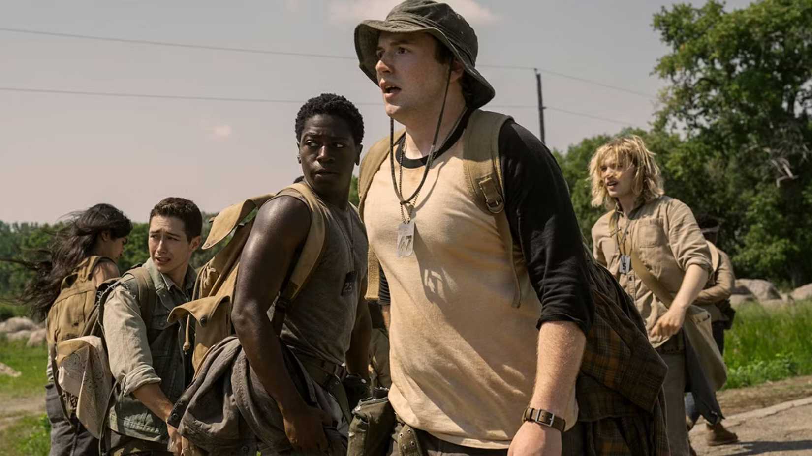 Cooper Hoffman com outros garotos em The Long Walk