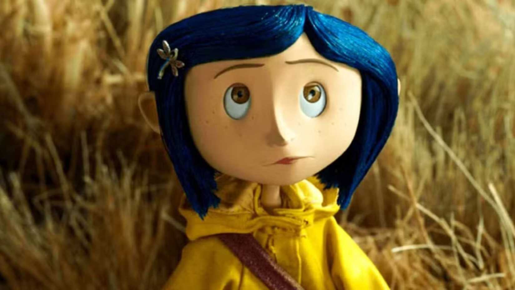 Coraline olhando para o céu no filme.