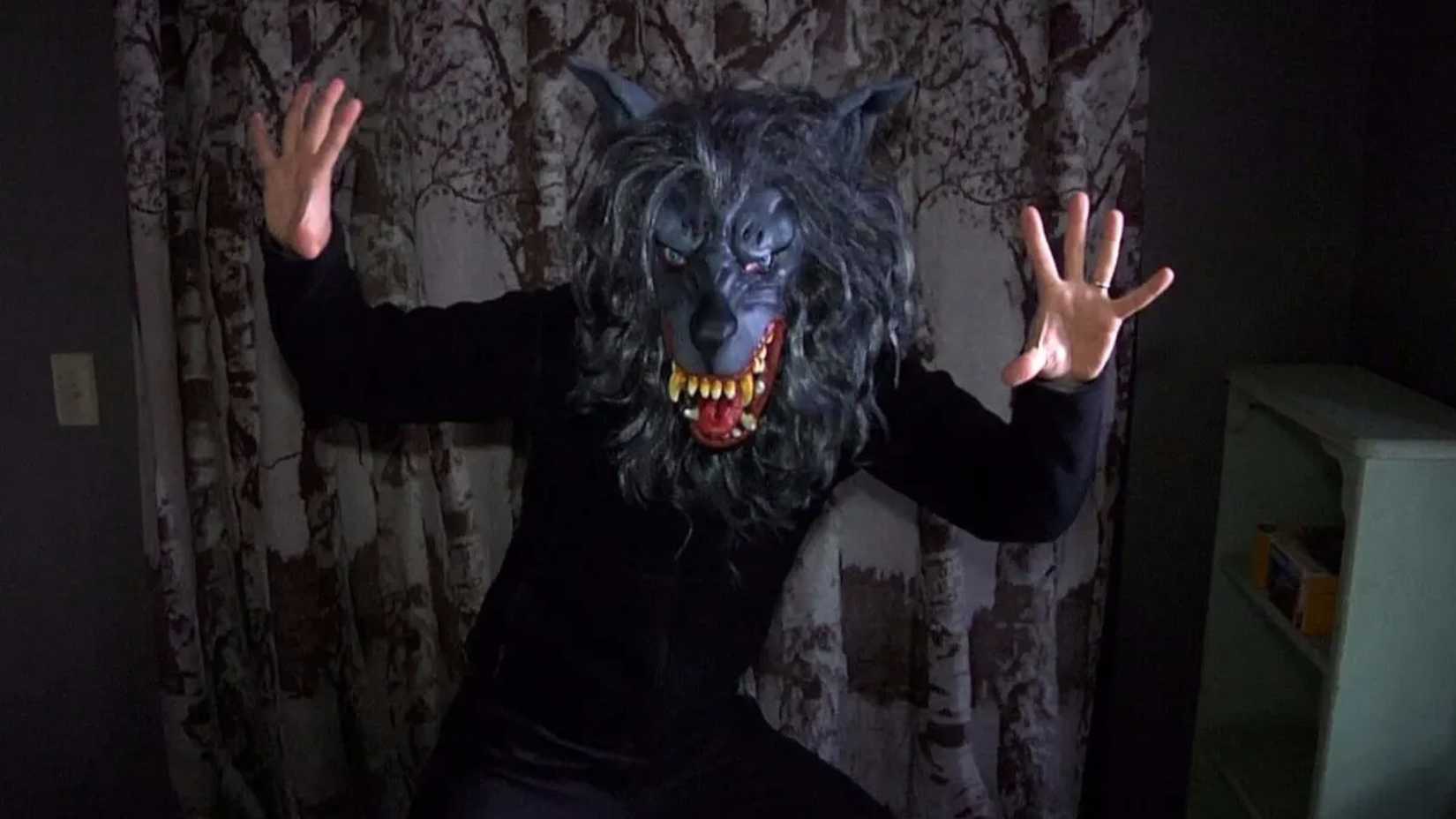 Mark Duplass salta na frente da câmera com uma máscara de lobo em Creep