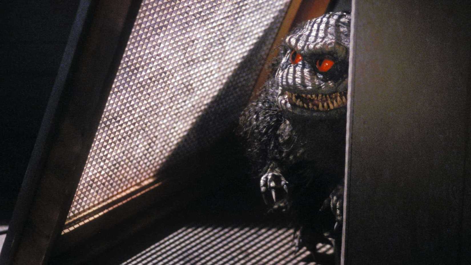 Uma criatura espreita perto de uma ventilação em Critters 4
