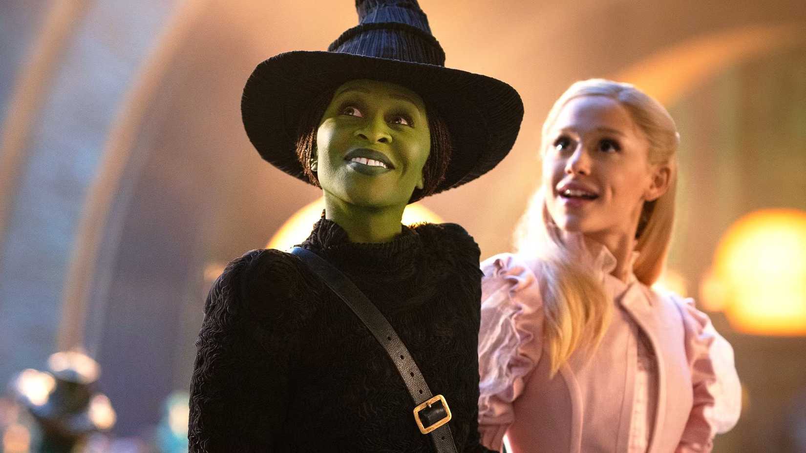 Cynthia Erivo como Elphaba e Ariana Grande como Glinda no filme Wicked