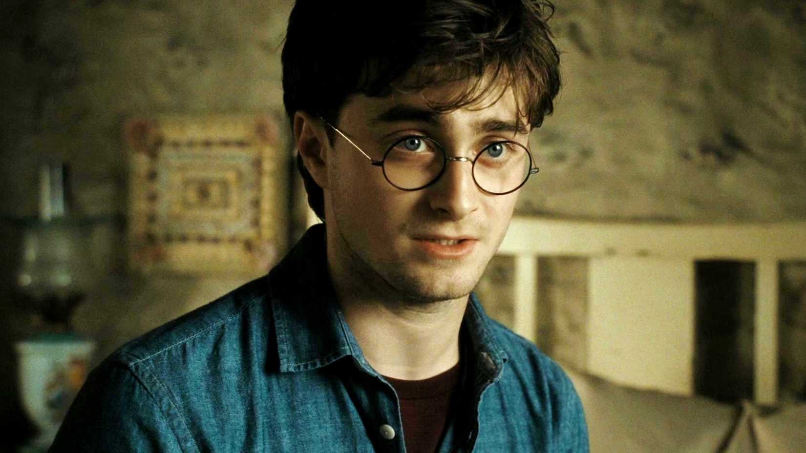 Daniel Radcliffe as Harr Potter speaking to a goblin in Deathly Hallows Part 2