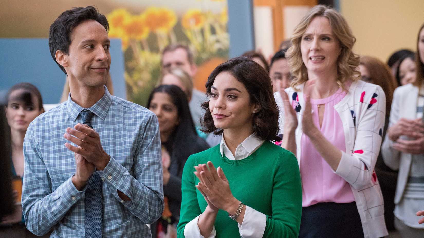 Danny Pudi, Vanessa Hudgens e Christina Kirk aplaudindo em Powerless.
