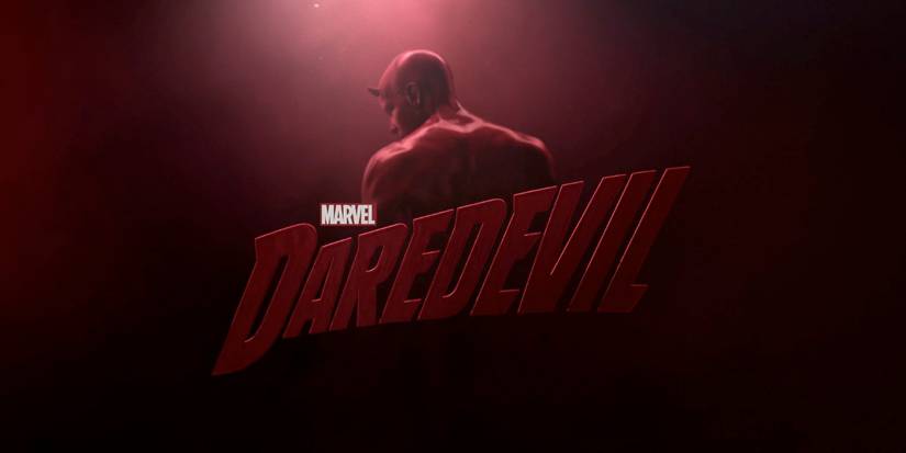Título de abertura de Daredevil com o personagem coberto de vermelho atrás do título