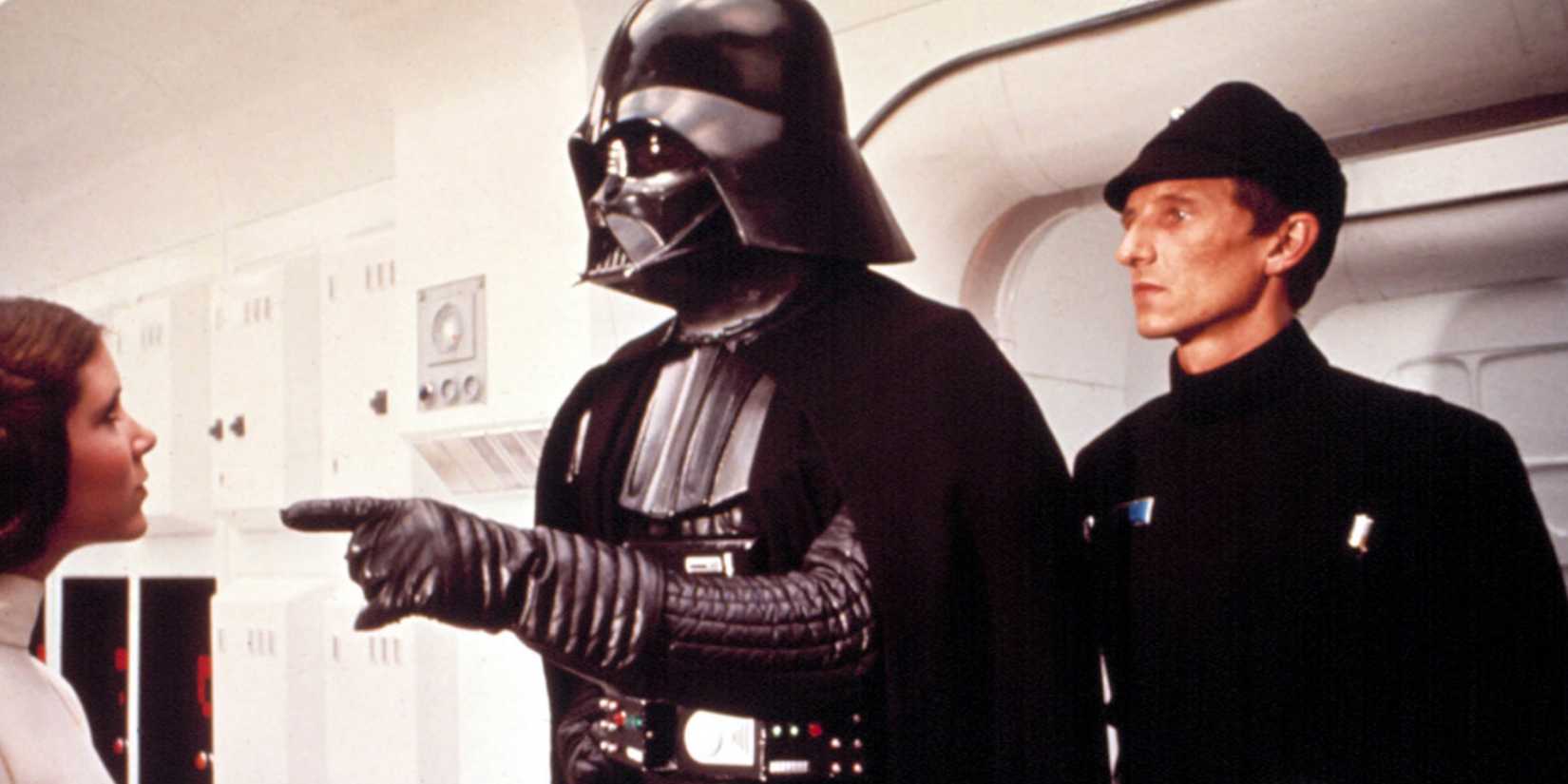 Darth Vader aponta para a Princesa Leia no corte teatral de Star Wars.