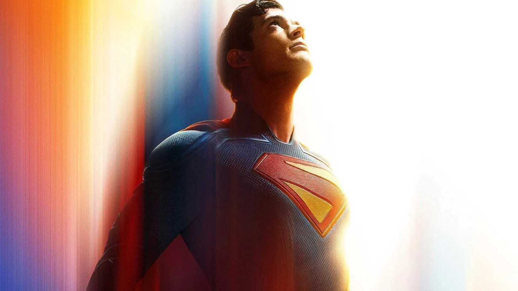 Superman do DCU com cores cintilantes