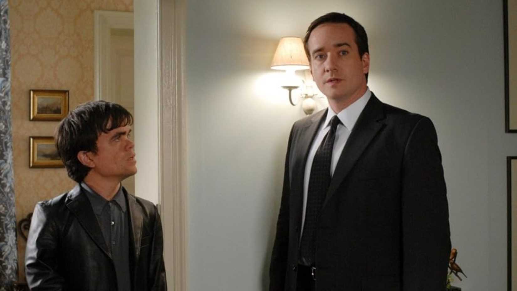 Dois homens conversando em cena de Death at a Funeral