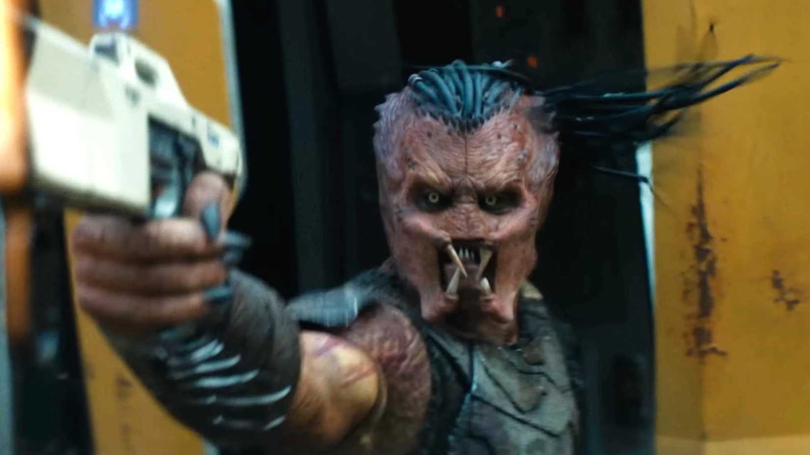 Dek lutando em Predator: Badlands