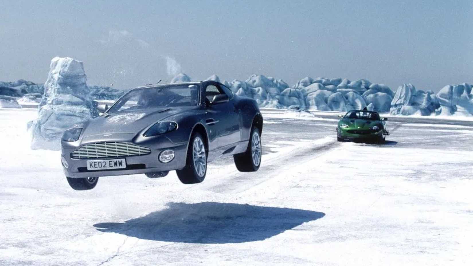 Carro de Bond vira e volta às rodas em um lago congelado em 007 - Um Novo Dia Para Morrer