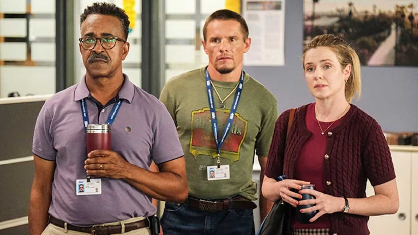 Atores de DMV, Tim Meadows (Gregg), Tony Cavalero (Vic) e Harriet Dyer (Colette), com semblante sério.