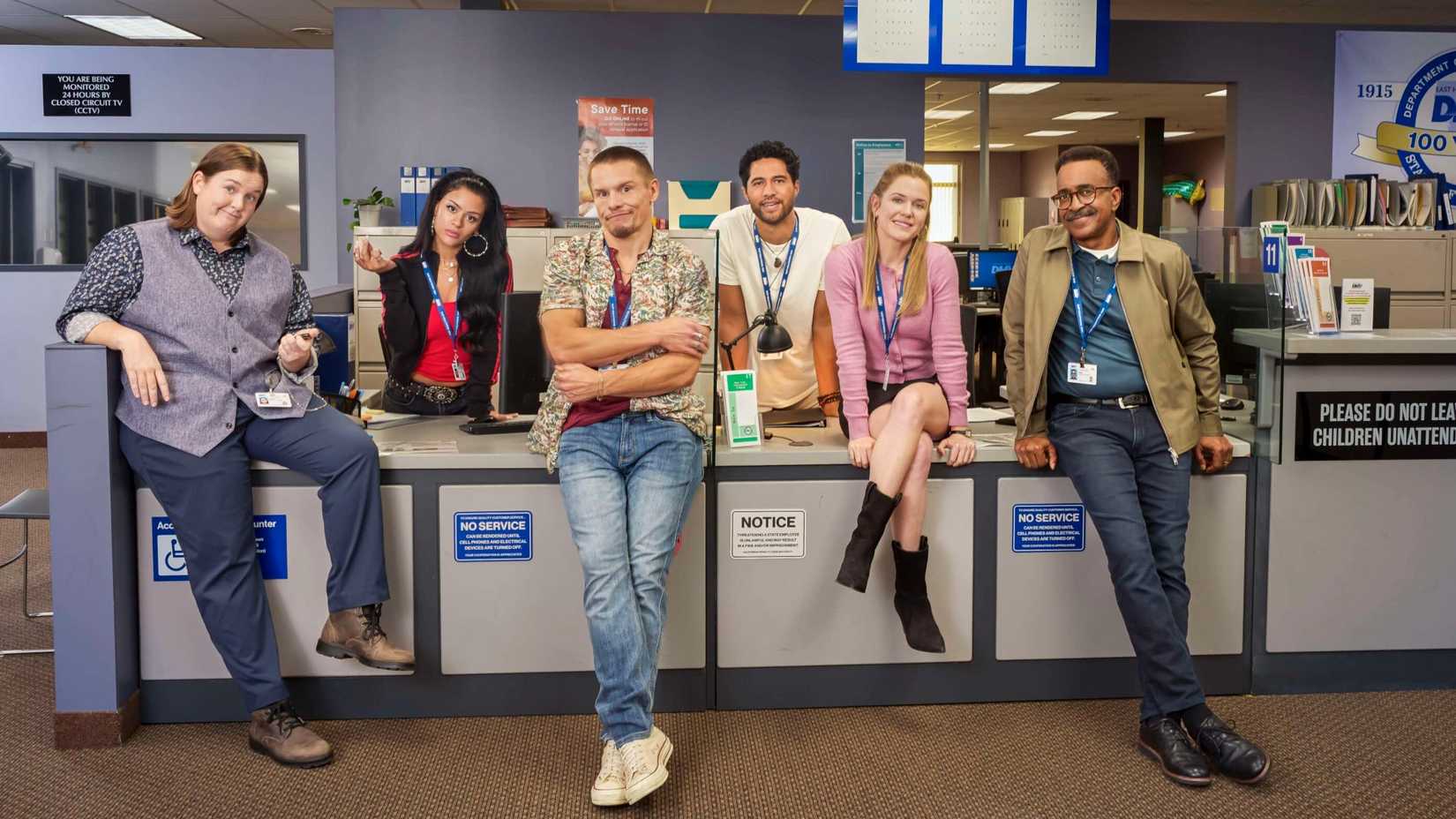 Elenco de DMV em foto promocional com Molly Kearney, Gigi Zumbado, Tony Cavalero, Alex Tarrant, Harriet Dyer e Tim Meadows posando juntos.