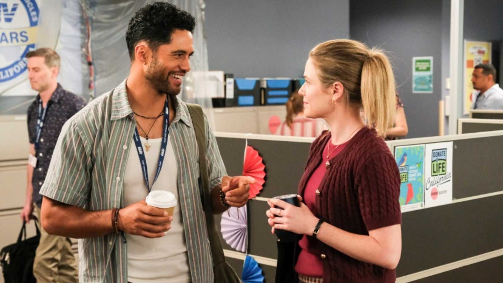 Alex Tarrant (Noa) e Harriet Dyer (Colette) de DMV conversando.