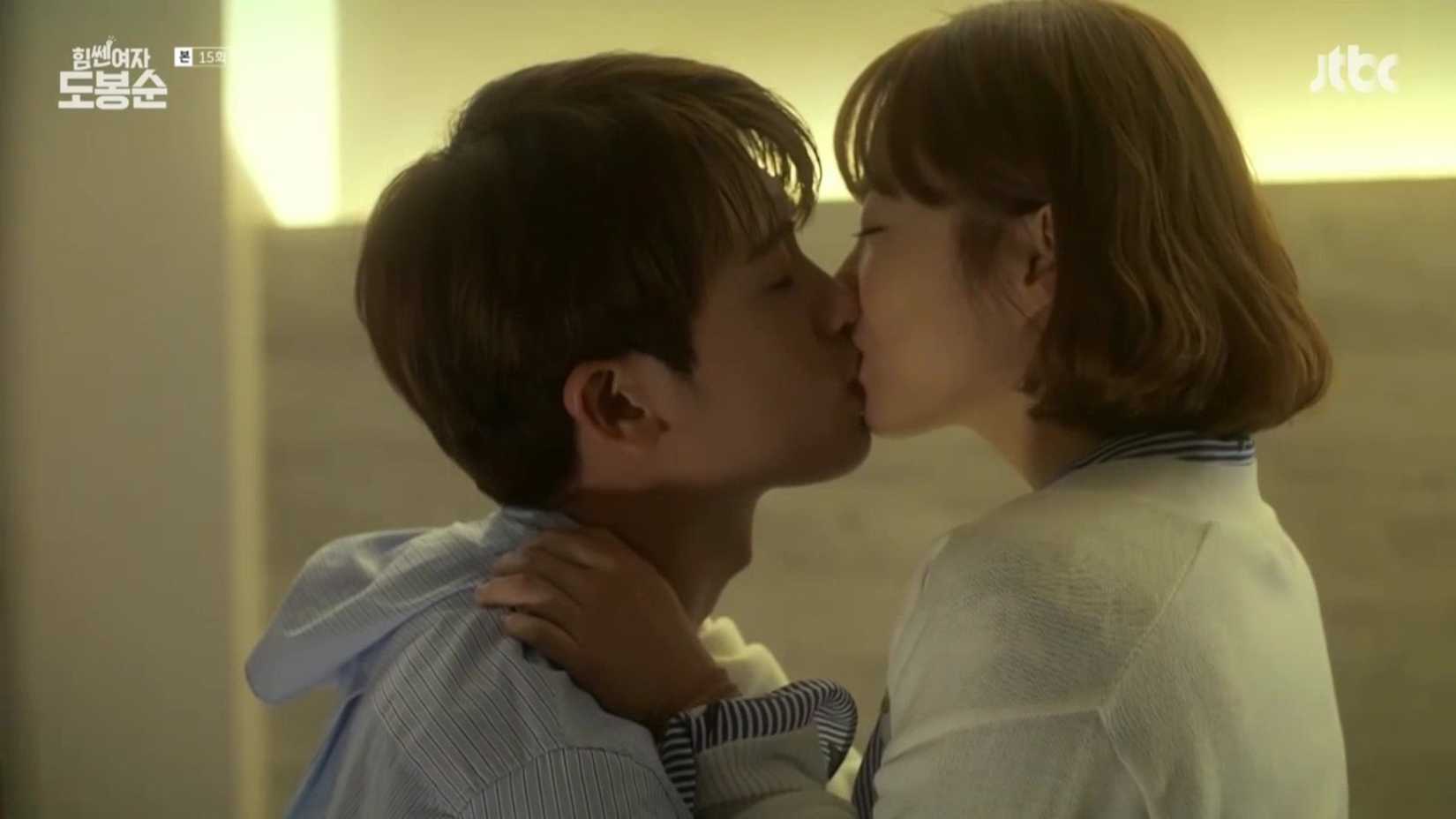 Um homem e uma mulher se beijando em Strong Girl Bong-soon.