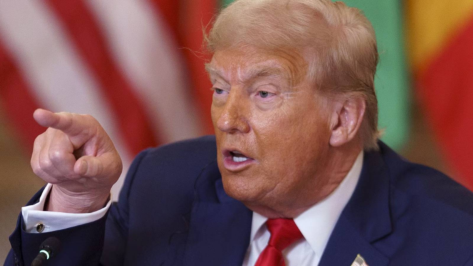 Präsident Trump bezeichnet Seth Meyers von NBC als „verrückten Irren”