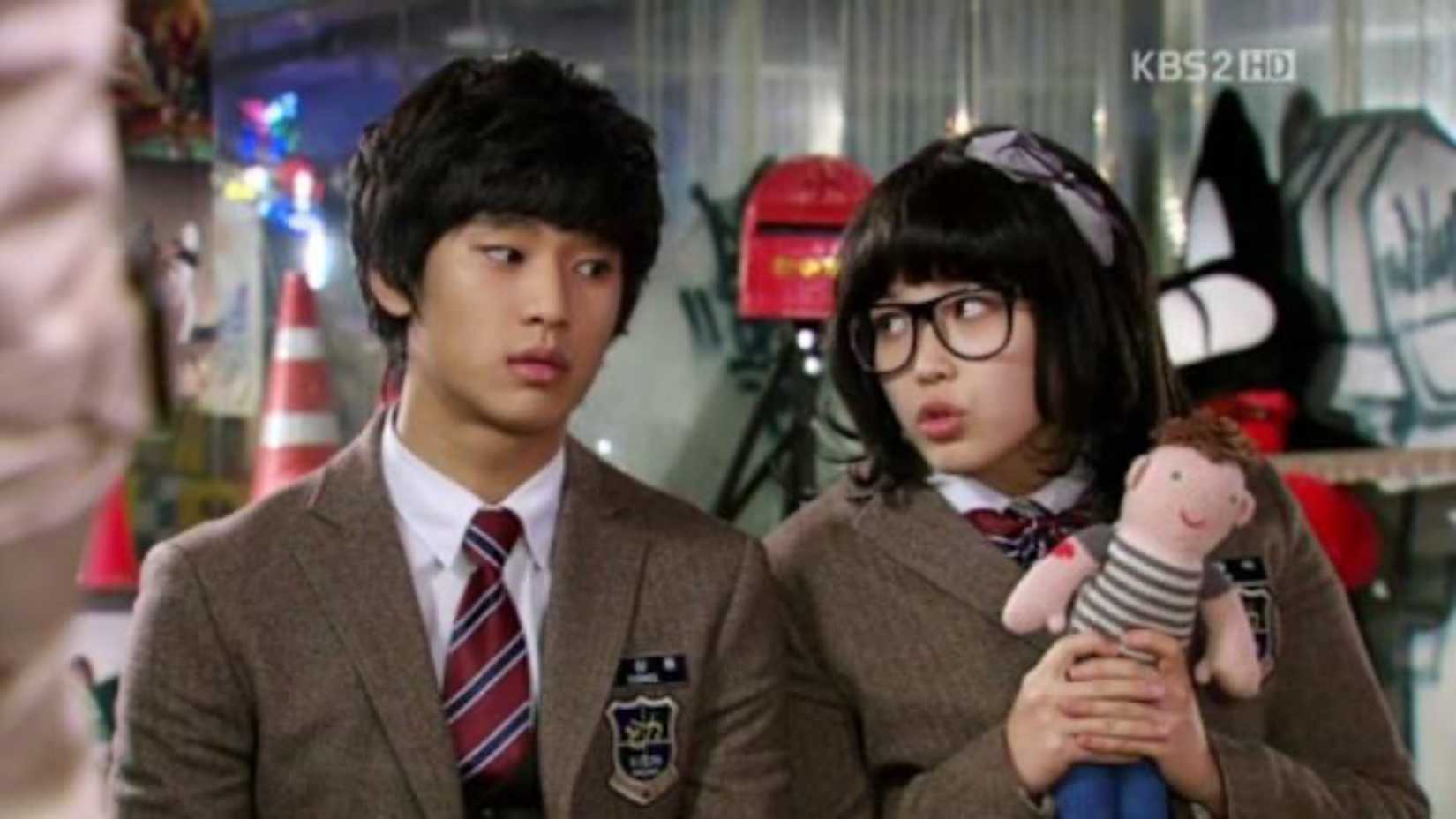 Dois estudantes do ensino médio se olham em Dream High.