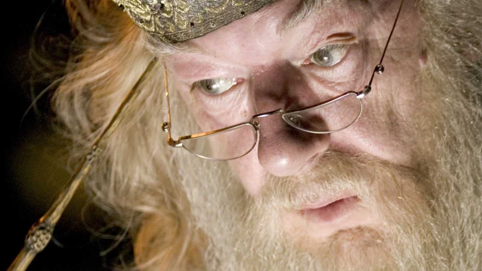 Dumbledore com a Varinha das Varinhas em Harry Potter.