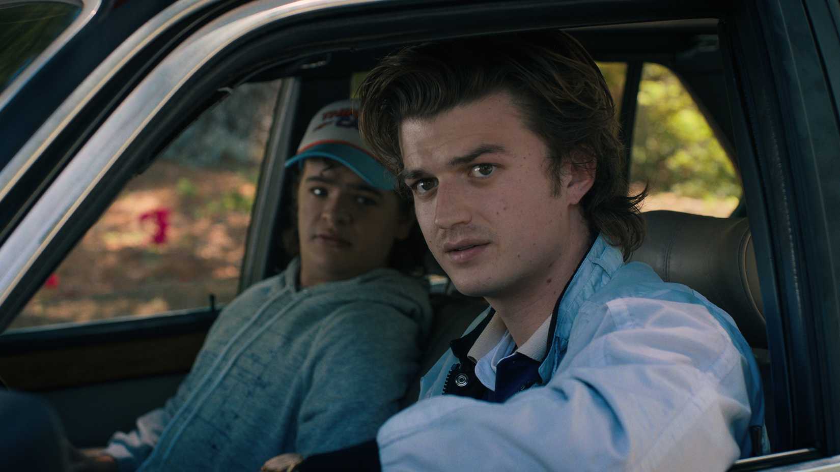 Dustin e Steve em um carro na quarta temporada de Stranger Things