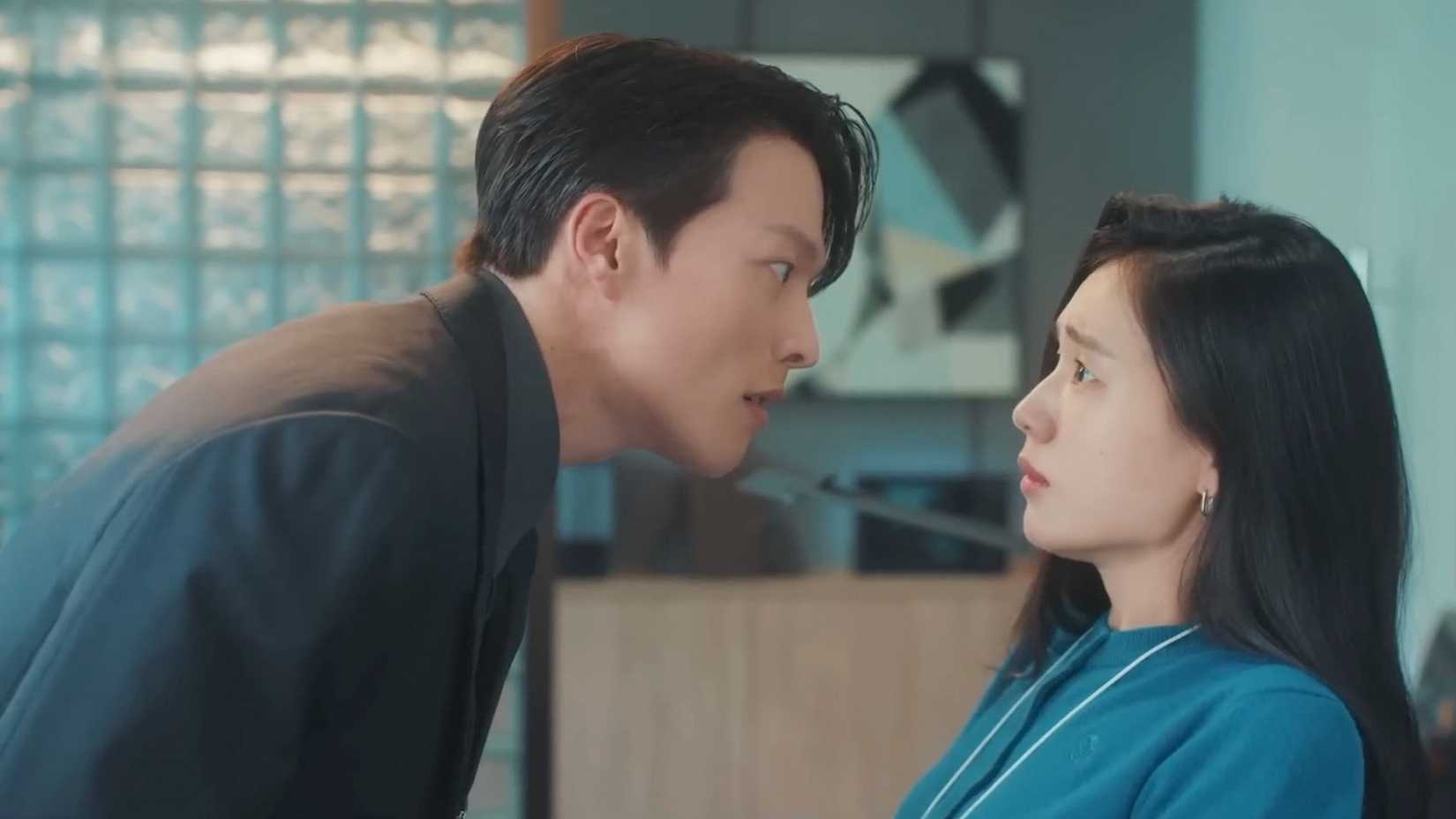 Jang Ki-yong como Gong Ji-hyeok e Ahn Eun-jin como Go Da-rim em Dynamite Kiss.