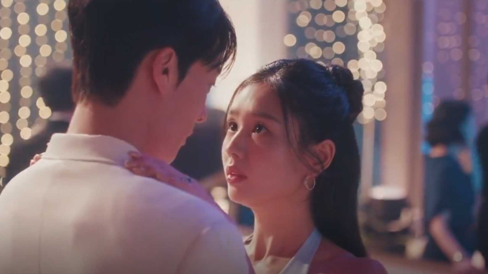 Gong Ji-hyeok (Jang Ki-yong) e Go Da-rim (Ahn Eun-jin) dançando lentamente em Dynamite Kiss.