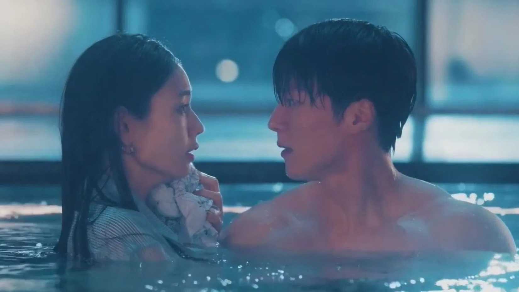 Gong Ji-hyeok (Jang Ki-yong) rescuing Go Da-rim (Ahn Eun-jin) from a pool in Dynamite Kiss.
