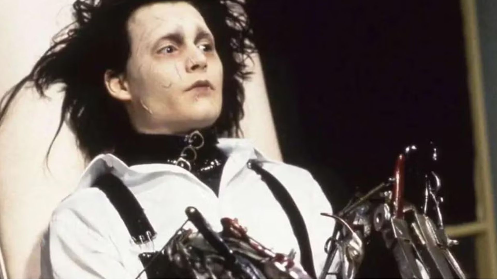edward-is-propped-up-awkwardly-with-a-tired-facial-expression-in-edward-scissorhands 10 Best Movies To Watch If You Like Wicker