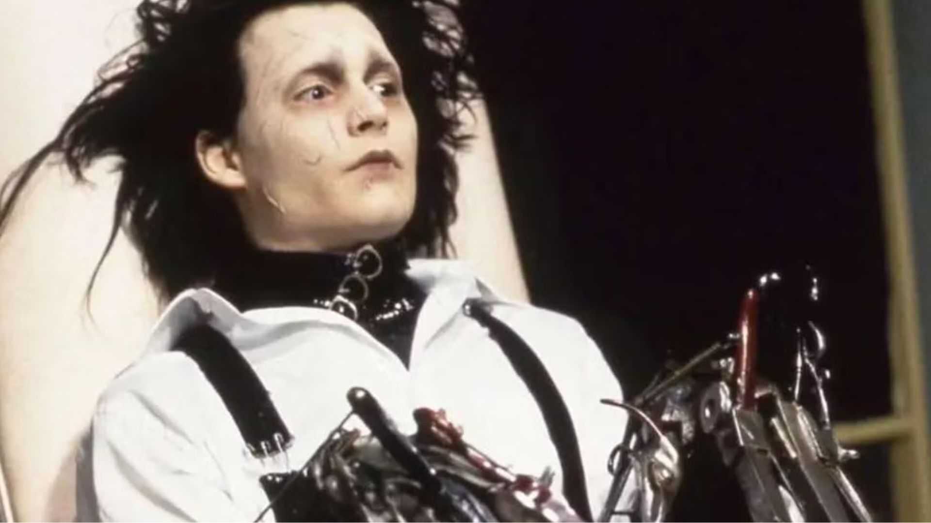 edward-is-propped-up-awkwardly-with-a-tired-facial-expression-in-edward-scissorhands 10 Best Movies To Watch If You Like Wicker