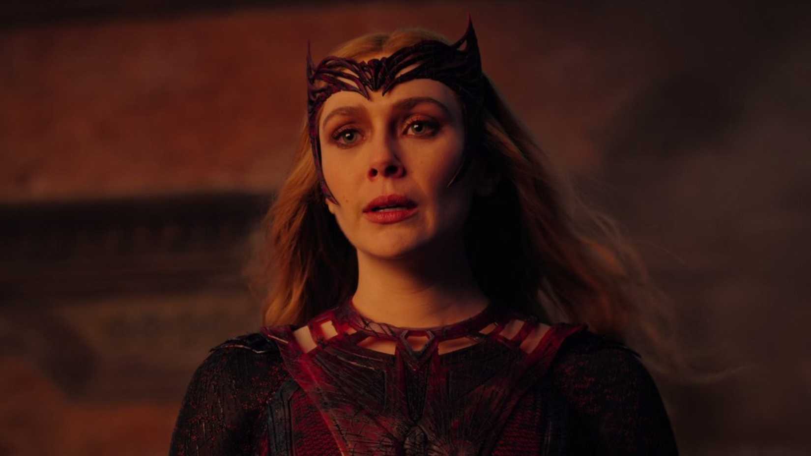 Elizabeth Olsen como Feiticeira Escarlate em Doutor Estranho no Multiverso da Loucura