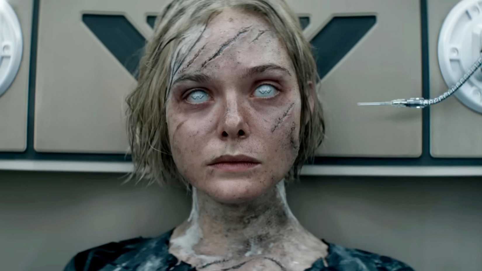 Elle Fanning como This com olhos leitosos em Predator Badlands