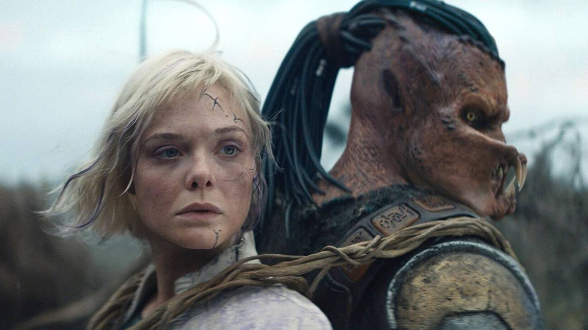 Thia von Elle Fanning und Dek von Dimitrius Schuster-Koloamatangi blicken in Predator: Badlands ernsthaft in die Ferne