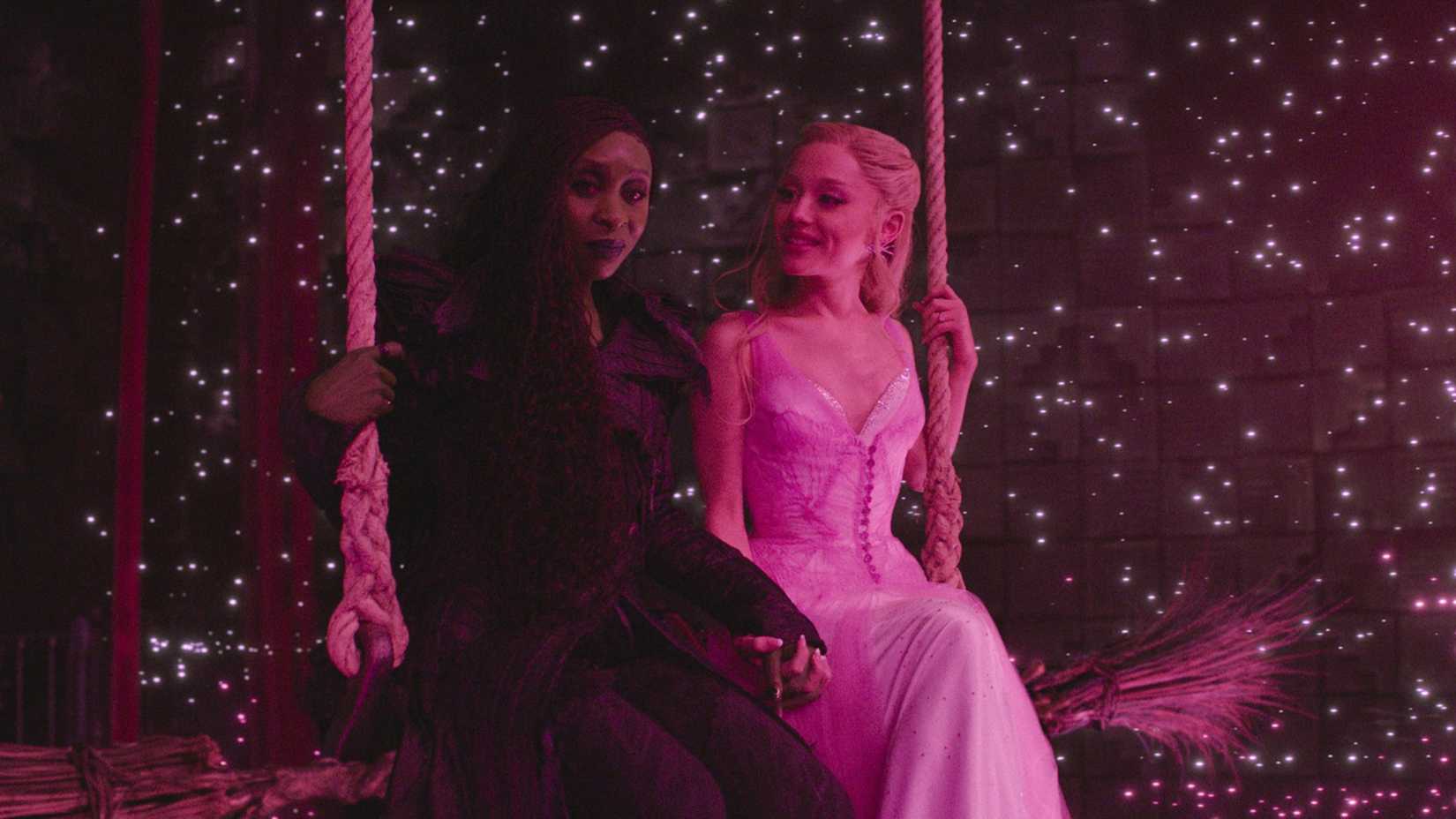 Elphaba e Glinda de mãos dadas em Wicked: For Good