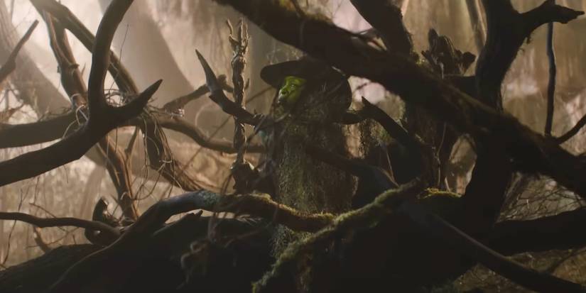 Elphaba se escondendo atrás de uma árvore em Wicked: For Good