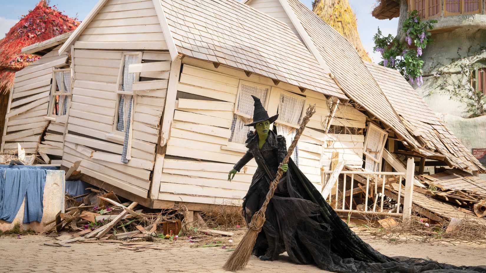 Elphaba (Cynthia Erivo) com sua vassoura em Wicked: For Good.