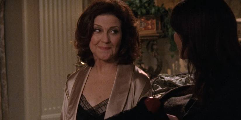 Emily Gilmore sorri enquanto olha para Lorelai em Gilmore Girls