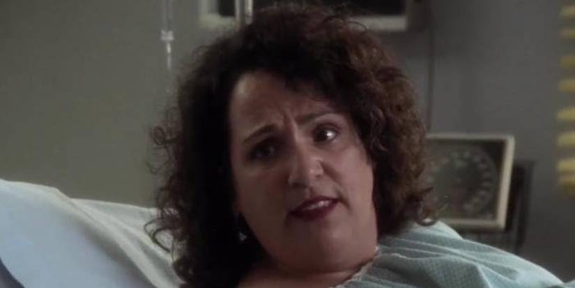 Uma mulher deitada em uma cama de hospital em ER