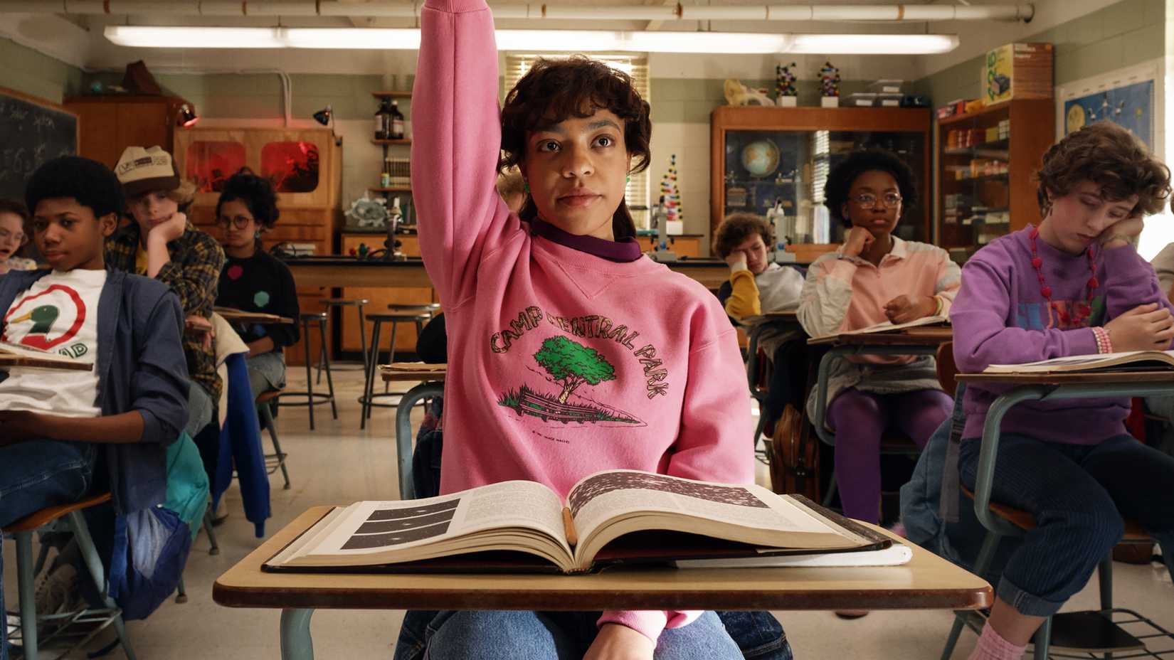 Erica levantando a mão na escola na 5ª temporada de Stranger Things