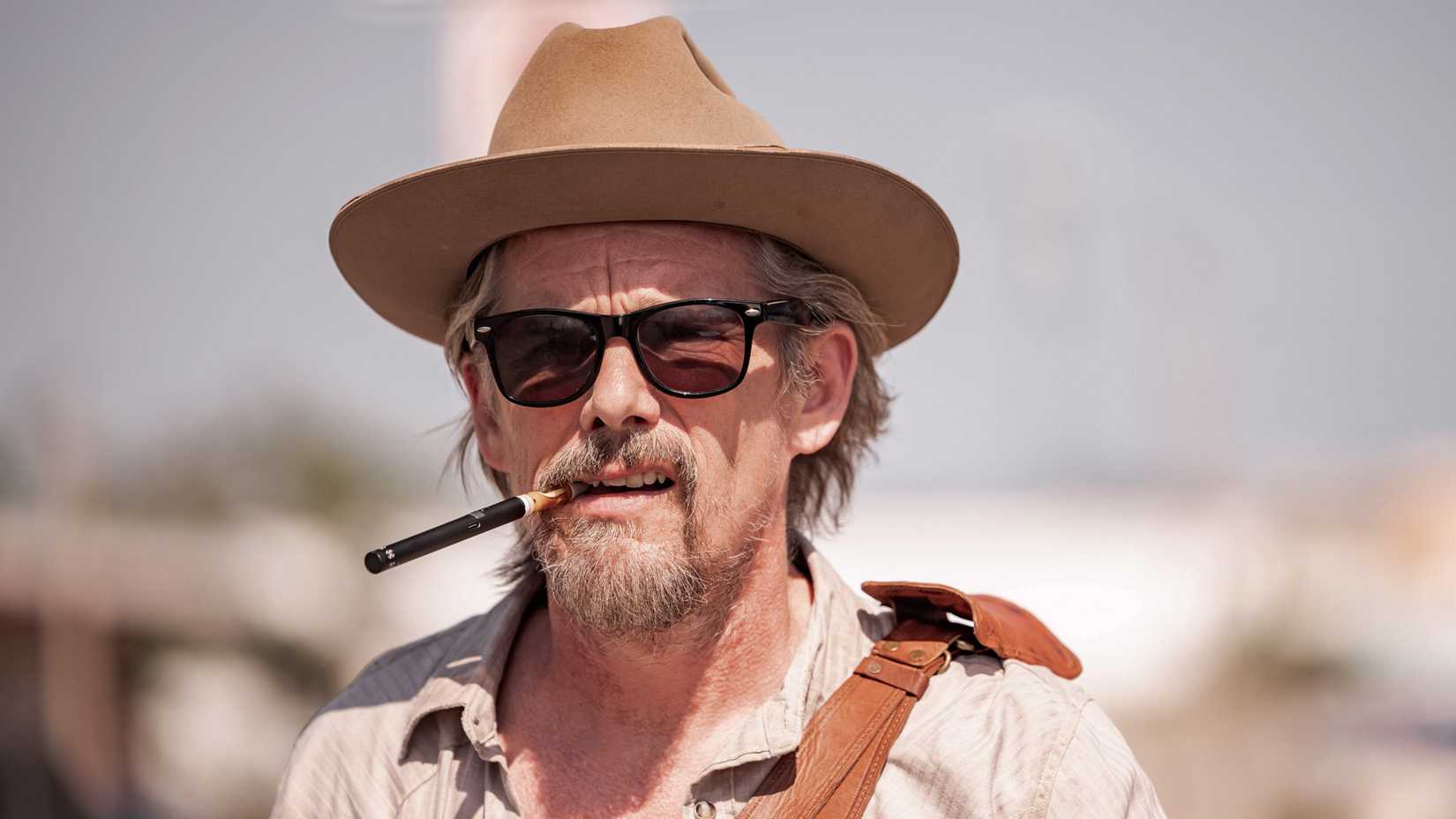 Ethan Hawke em cena de The Lowdown