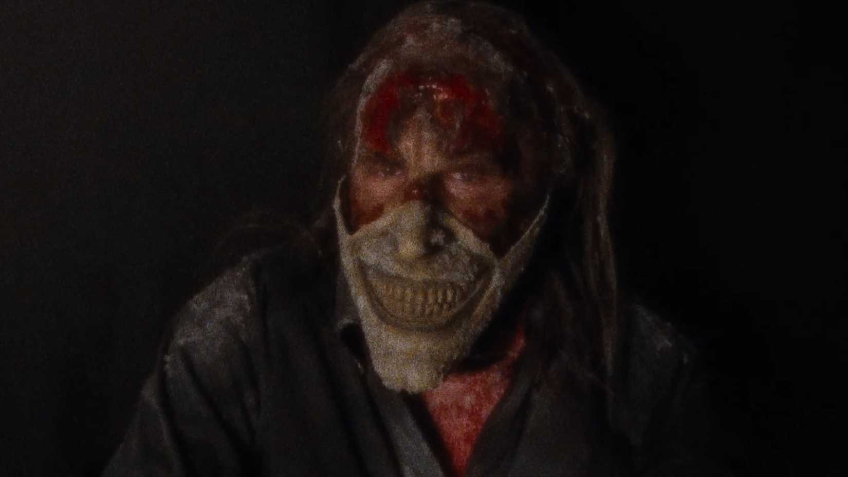O Grabber de Ethan Hawke com o rosto queimado e apenas a metade inferior da máscara em Black Phone 2