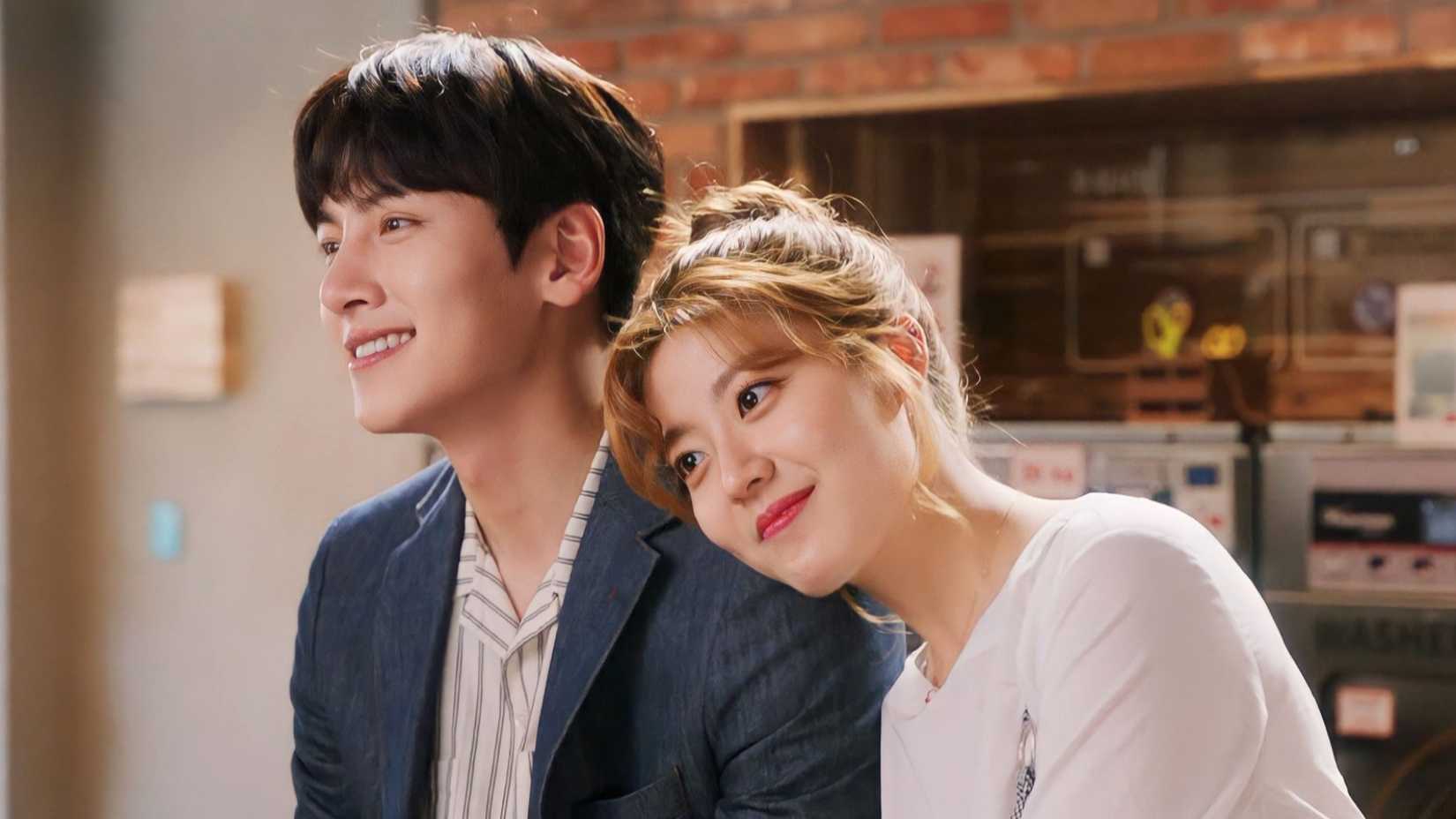 Uma mulher apoia a cabeça no ombro de um homem em Suspicious Partners.