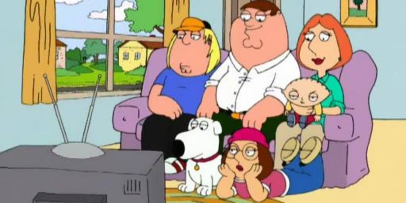 A família sentada em um sofá assistindo TV em Family Guy
