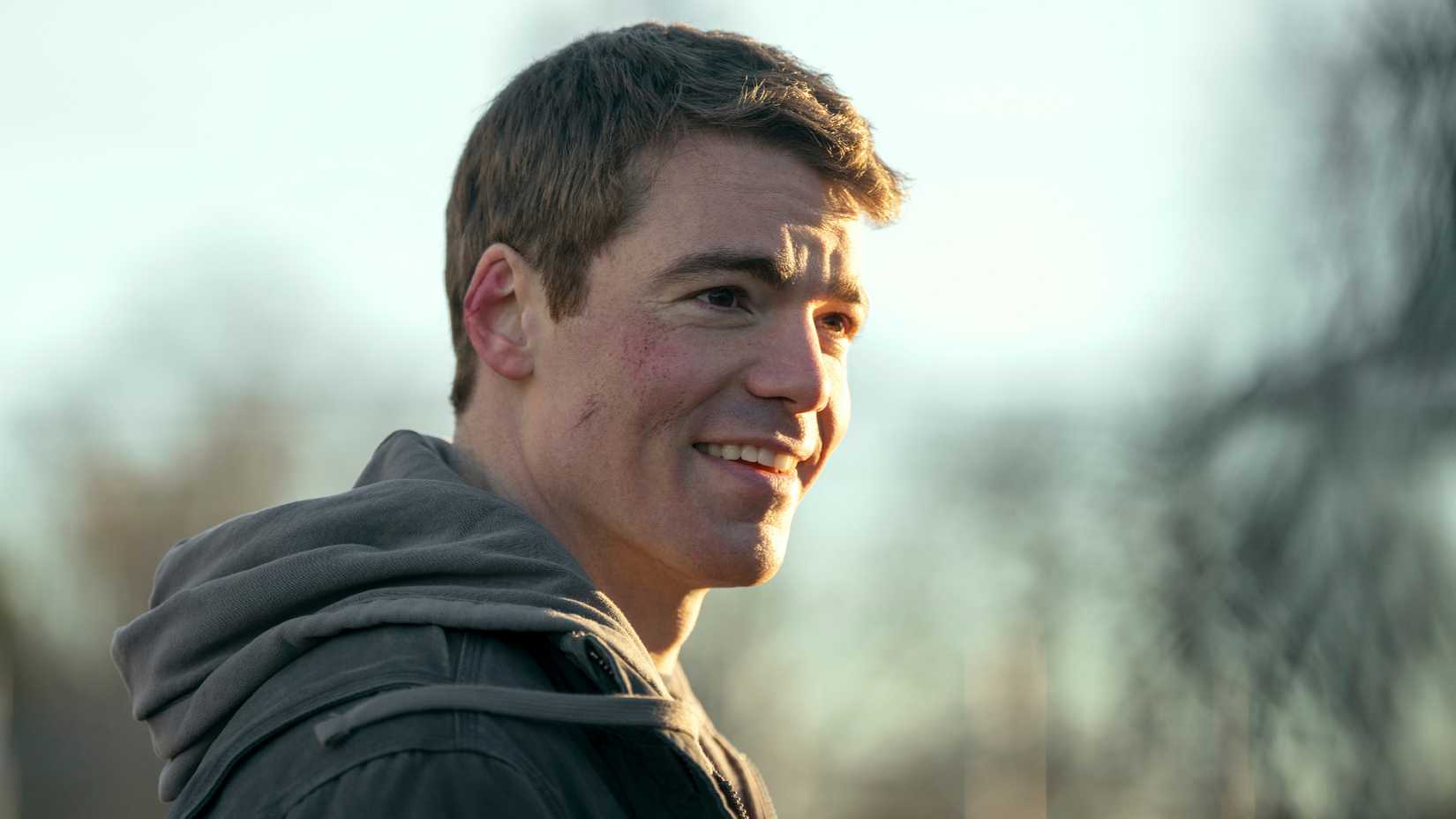 Gabriel Basso como Peter Sutherland sorrindo em The Night Agent