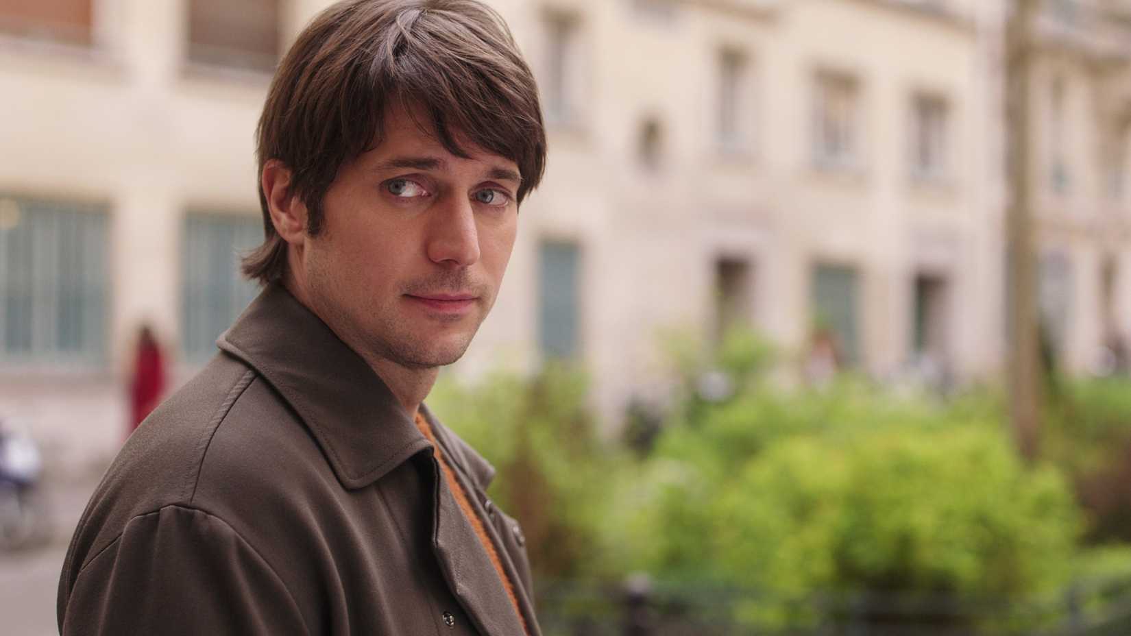 Gabriel (Lucas Bravo) em cena de Emily in Paris